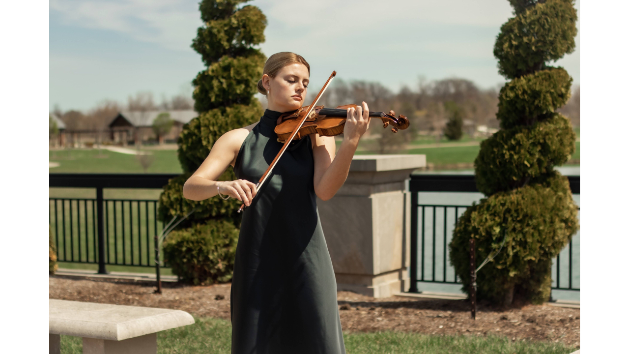 Photo of violinist Lauren Nielsen