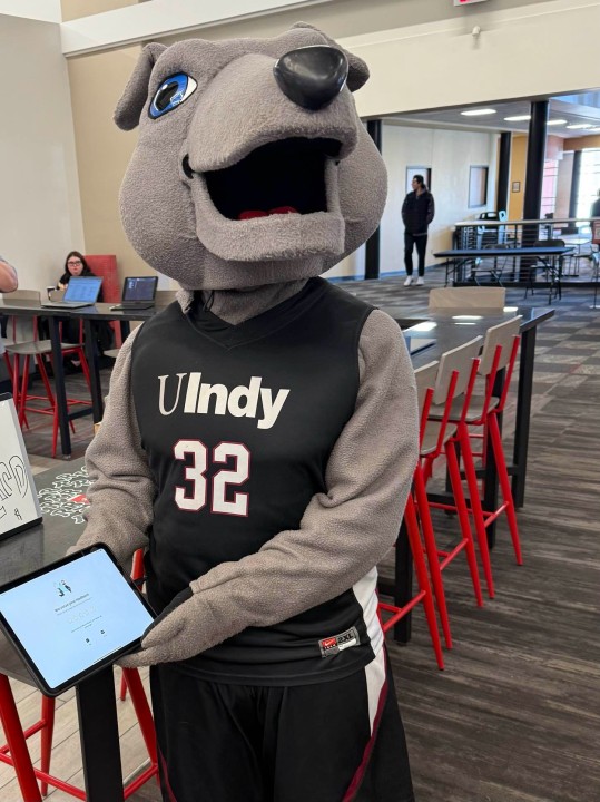Photo of UIndy's costume mascot, Ace, holding the Rateo app