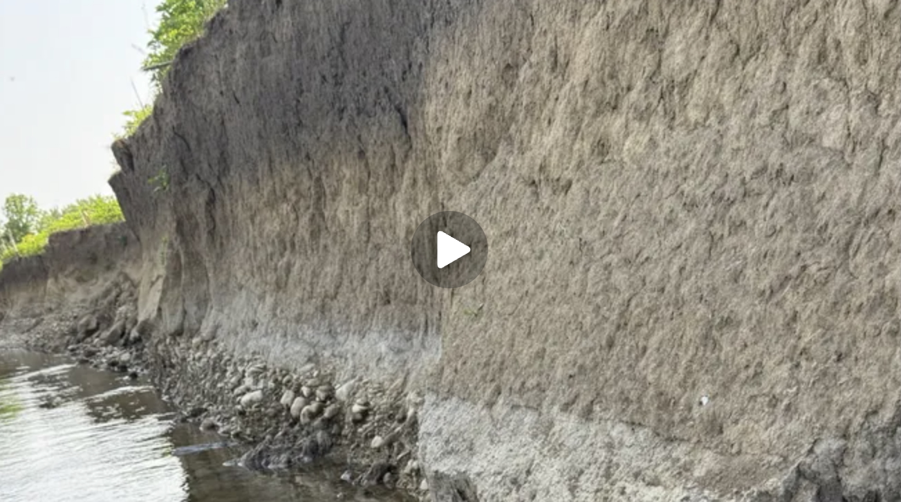 A human skull discovered along the Whitewater River in Fayette County, Indiana, has been dated to around 2300 B.C.—making it more than 4,000 years old.
