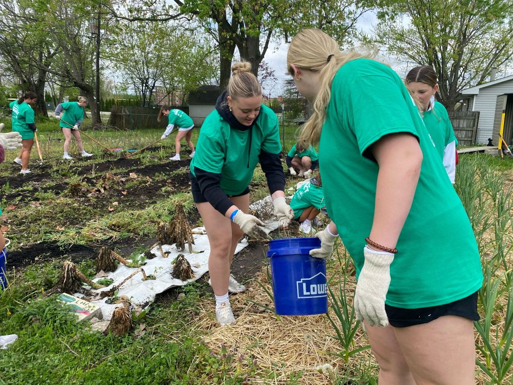 A group of volunteers from a previous Great UIndy Cleanup