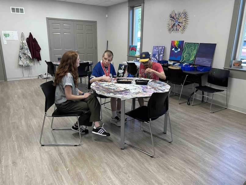 Emily Van Veld ’26 (Mental Health Counseling, Art Therapy) at Noble Art with two clients