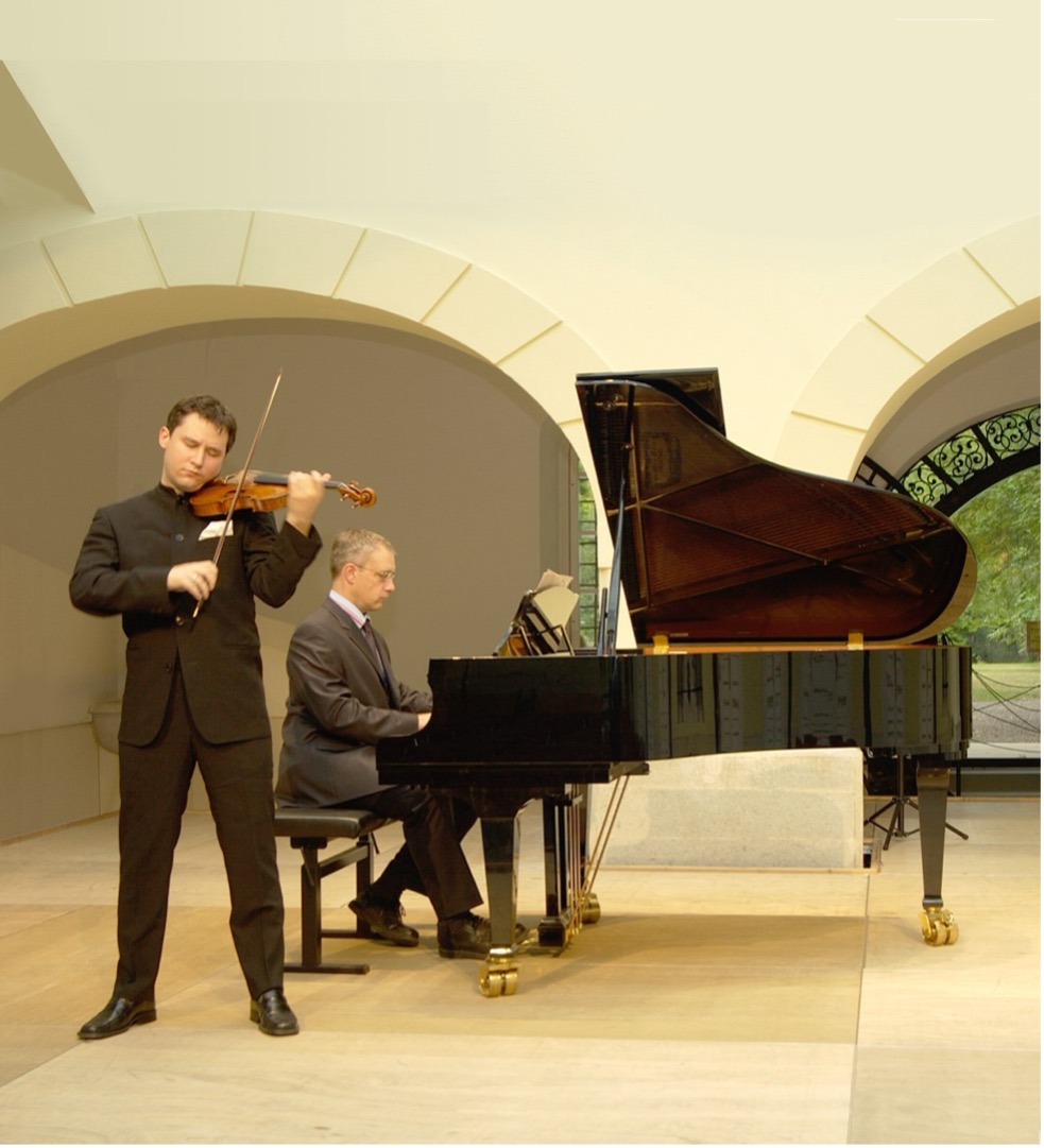 Wolfgang David playing violin and David Gompper playing piano on stage